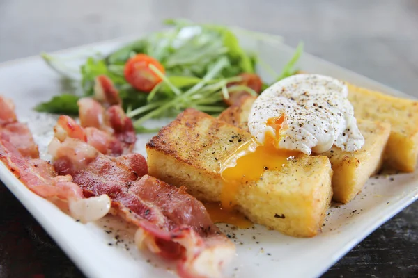 Eiersegen mit Speck auf Holzgrund, Frühstück — Stockfoto