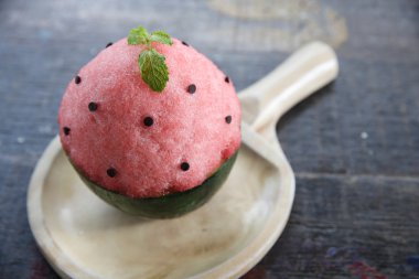 Ahşap zemin üzerine kesilmiş buz