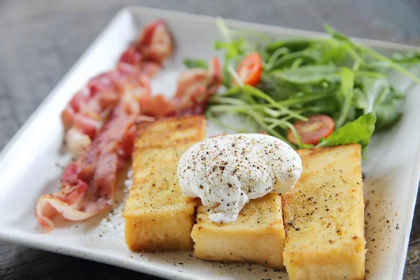 Vejce Benedikt s anglickou slaninou na dřevo pozadí, snídaně — Stock fotografie
