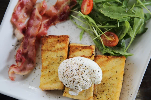 Egg benedict with bacon on wood background , breakfast — Stock Photo, Image