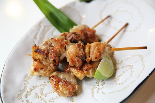 Pollo yakitori con sal, comida japonesa —  Fotos de Stock