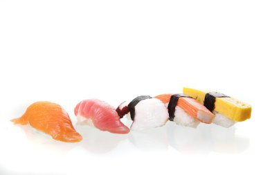 Beyaz arka planda izole karışık sushi