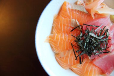 Somon ve ton balığı suşi don