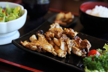 ızgara tavuk teriyaki pirinç ahşap zemin üzerinde