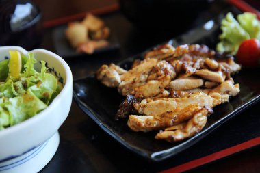 ızgara tavuk teriyaki pirinç ahşap zemin üzerinde