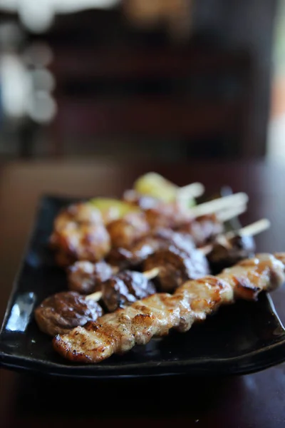 Mistura de porco yakitori e frango — Fotografia de Stock