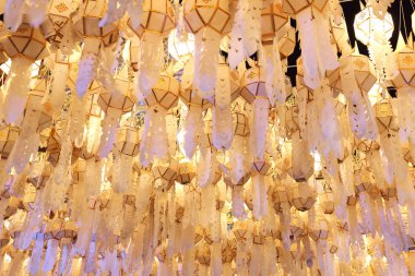 Gökyüzü üzerinde renkli Tay fener