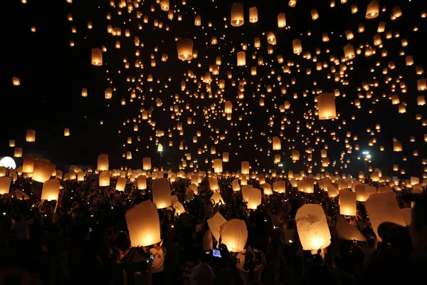 Zwevende lantaarn festival in thailand — Stockfoto