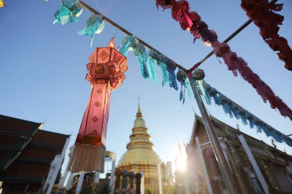 タイの仏塔を持つランタン — ストック写真