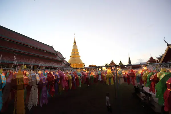 タイの仏塔を持つランタン — ストック写真