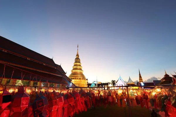 タイの仏塔を持つランタン — ストック写真