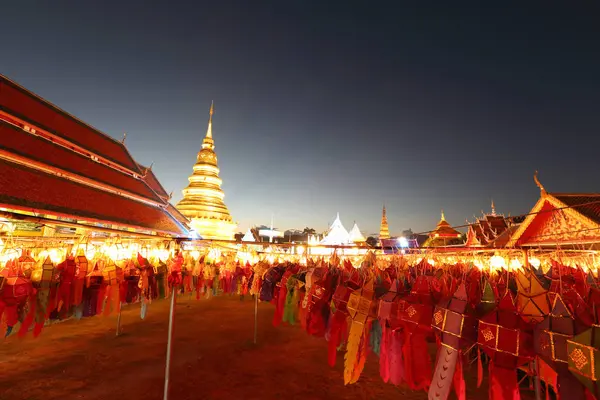 タイの仏塔を持つランタン — ストック写真