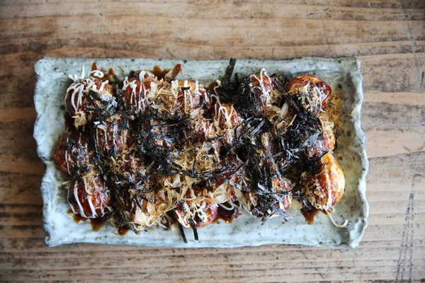 Takoyaki sobre fondo de madera, comida japonesa — Foto de Stock