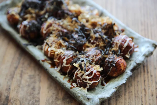 Takoyaki auf Holzgrund, japanisches Essen — Stockfoto