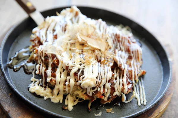 Comida japonesa okonomiyaki, pizza japonesa — Foto de Stock