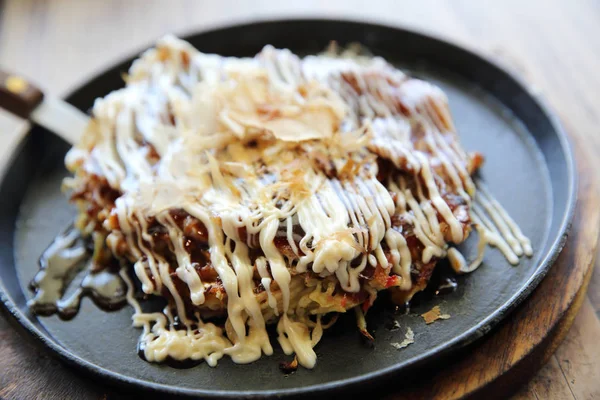 Comida japonesa okonomiyaki, pizza japonesa — Foto de Stock