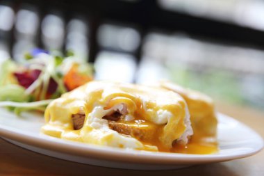 yumurta benedict ahşap arka plan üzerinde