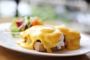 yumurta benedict ahşap arka plan üzerinde