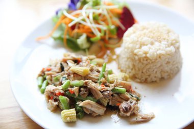 Kızarmış tavuk ve pilav ile servis fesleğen ilave edin