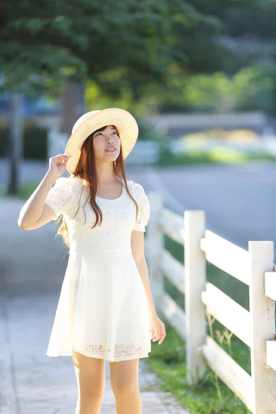 Asiática chica retrato en la naturaleza — Foto de Stock