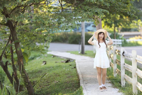 Asiática chica retrato en la naturaleza —  Fotos de Stock