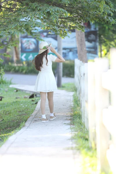 Asiatico ragazza ritratto in natura — Foto Stock