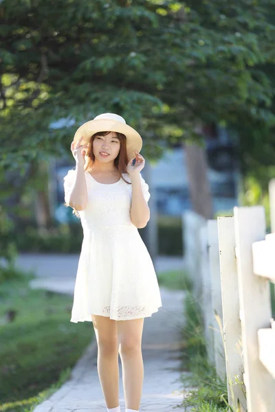 Asiática chica retrato en la naturaleza — Foto de Stock