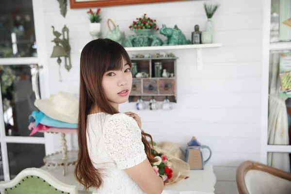 Азиатский портрет девушки в кофейне — стоковое фото