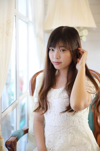 Asiática chica retrato en café tienda —  Fotos de Stock