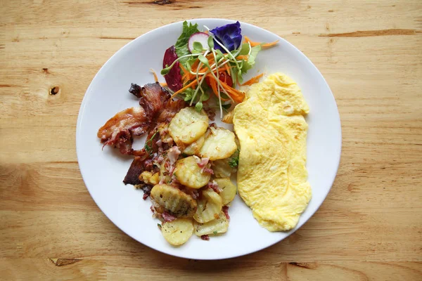 Śniadanie pyszne potrawy z chrupiącym boczkiem, omelett jaj — Zdjęcie stockowe