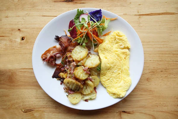 A delicious home style breakfast with crispy bacon, eggs omelett — Stock Photo, Image