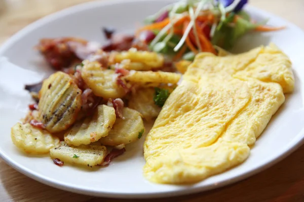 Um delicioso café da manhã caseiro com bacon crocante, omelete de ovos — Fotografia de Stock