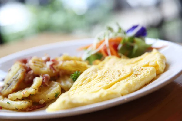 Un délicieux petit déjeuner maison avec bacon croustillant, oeufs omelette — Photo