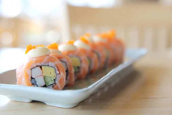 Japanisches Essen Lachsrolle auf Holz Hintergrund — Stockfoto