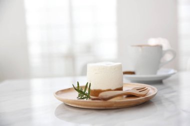 ahşap üzerine peynir pasta 