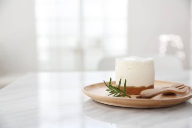 ahşap üzerine peynir pasta 