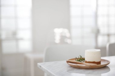 ahşap üzerine peynir pasta 