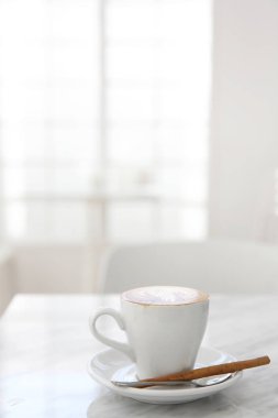 kapuçino ahşap arka plan üzerinde kahve