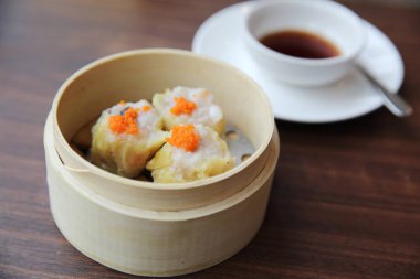 Çin yemeği dim sum bambu sepet içinde