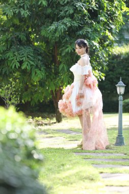 Beyaz elbiseli Asya gelin