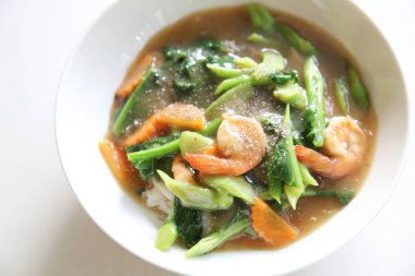 Hong kong kızarmış noodle ile deniz ürünleri