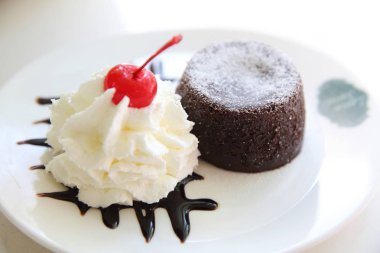 çikolata lav kek dondurma ile 