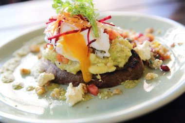 yumurta benedict kuşkonmaz soslu