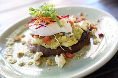 yumurta benedict kuşkonmaz soslu