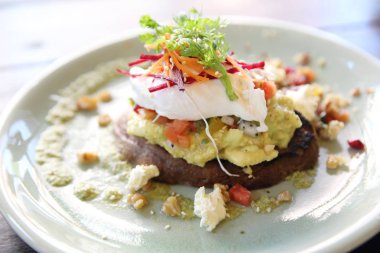 yumurta benedict kuşkonmaz soslu