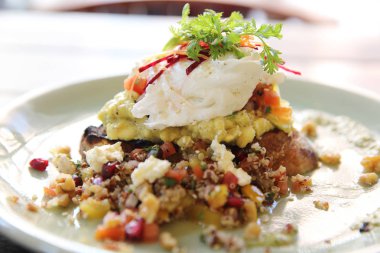 yumurta benedict kuşkonmaz soslu