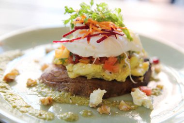 yumurta benedict kuşkonmaz soslu