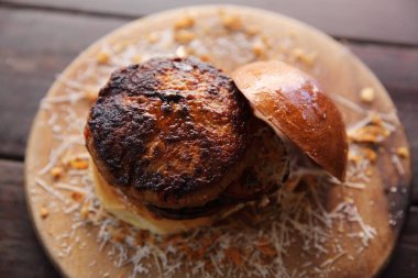 Ahşap arka planda sığır burger