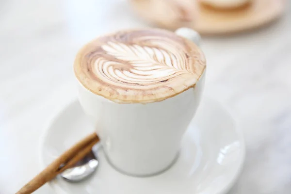 Cappuccino kaffe på trä bakgrund — Stockfoto