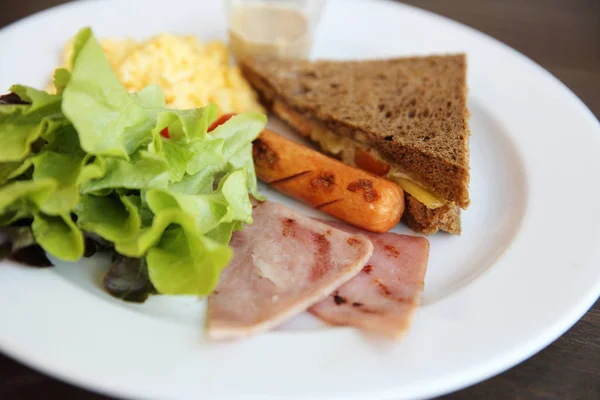 Ontbijt met ham, gebakken ei en brood — Stockfoto